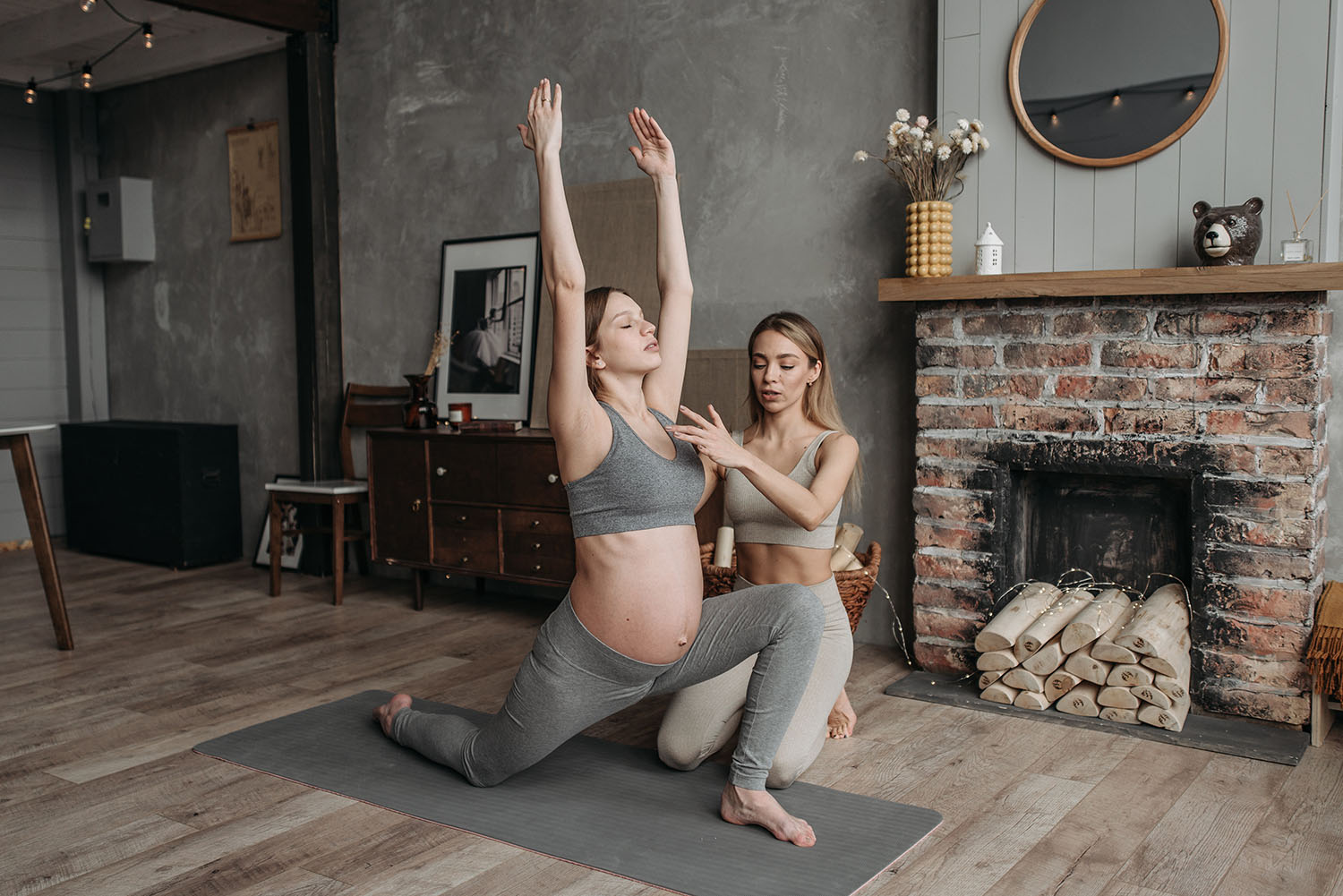 Une femme enceinte faisant du yoga